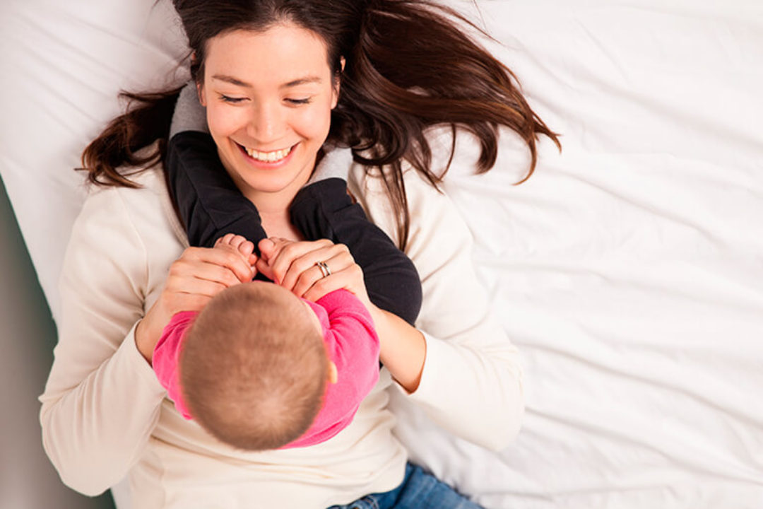 Diviértete con tu bebé realizando estos ejercicios de estimulación temprana