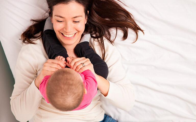 Diviértete con tu bebé realizando estos ejercicios de estimulación temprana